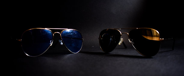 收藏不同玻璃颜色的太阳镜，以保护太阳图片下载
