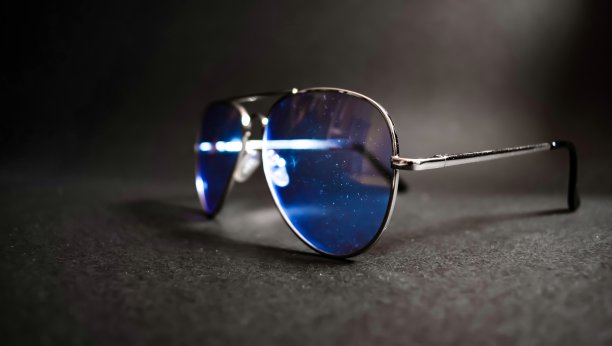 收藏不同玻璃颜色的太阳镜，以保护太阳图片下载