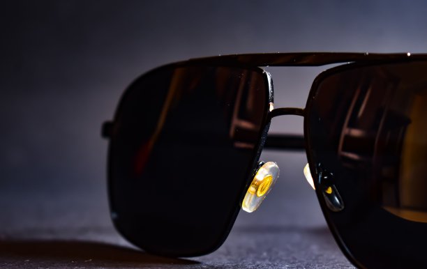 收藏不同玻璃颜色的太阳镜，以保护太阳图片下载