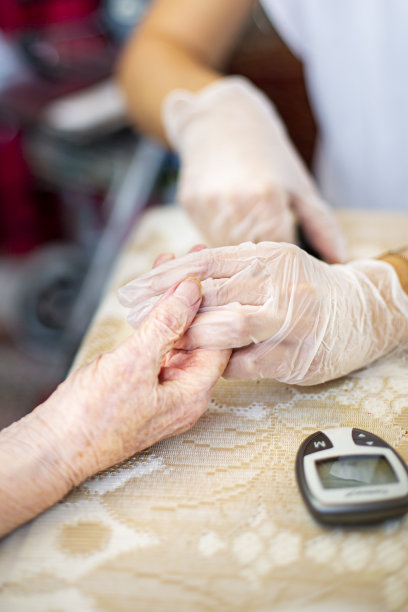 一位护士握着一位老妇人的手图片下载