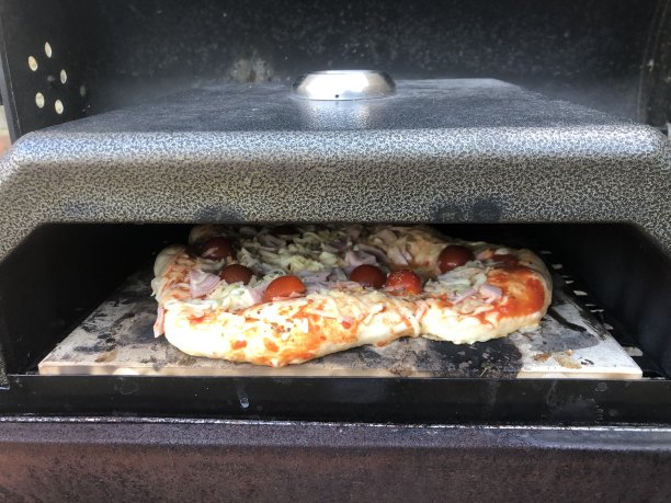 在披萨烤箱里烤披萨图片下载