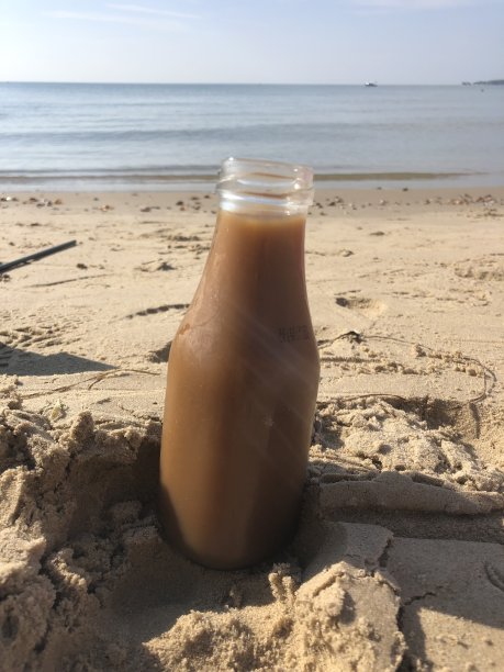 海滩上的冰咖啡图片下载
