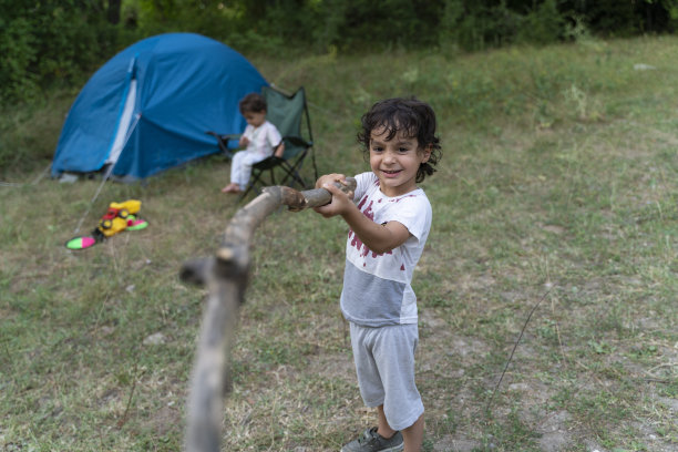 两兄弟一起露营图片下载
