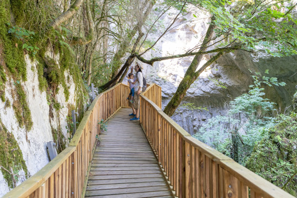 父亲和儿子在峡谷的远足小径上休息和喝水图片下载