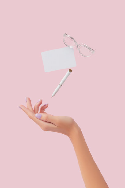 办公用品文具漂浮在粉红色的背景上。业务创新布局图片下载