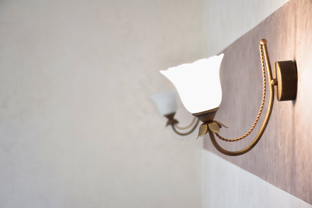 两盏电壁灯挂在房间粉刷过的墙壁的右侧，向外眺望。中间在，但远不在图片下载