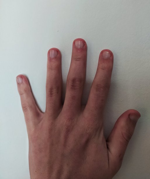 在暗光下，白色背景下人手拍摄图片下载