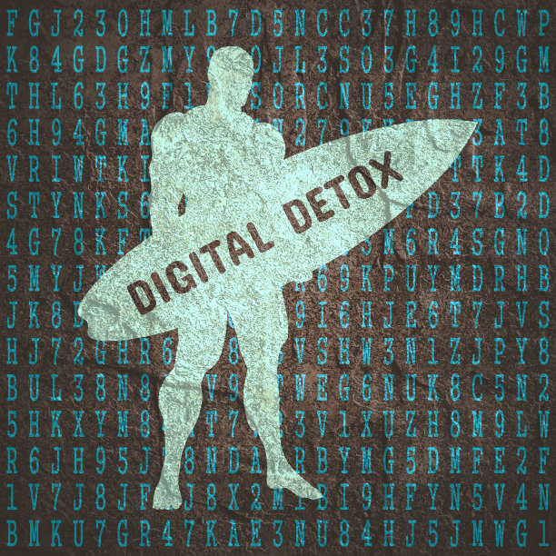 拿着冲浪板的年轻人的剪影图片下载