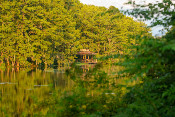 湖边风景优美的小屋图片下载