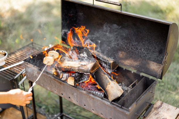 在烧烤上煎面包的女人图片下载