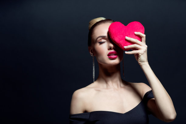 漂亮女人的画像，捧着红心图片下载