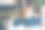 一名年轻女子在家里的沙发上盖着毯子休息图片下载
