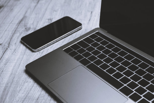 在木桌上连接笔记本电脑、平板电脑和手机。图片下载