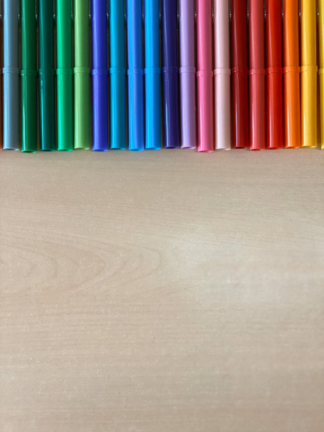 木制背景与彩虹彩色标记图片下载