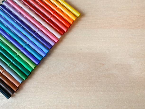 木制背景与彩虹彩色标记图片下载