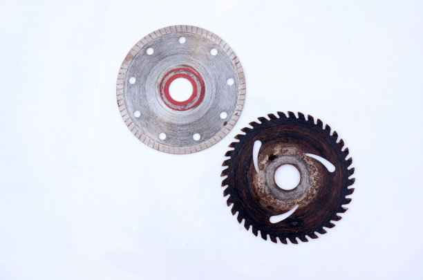 把一对银白色的黑色旧铁刀刀片隔离在白色的背景上。图片下载