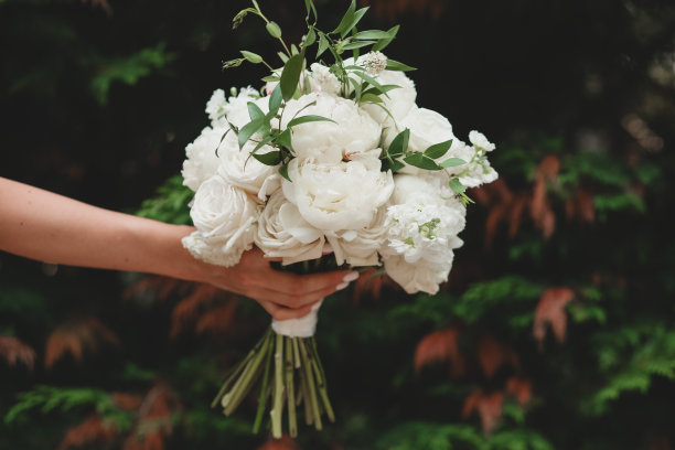 白色牡丹和玫瑰的婚礼花束在生态波西米亚乡村风格。图片下载