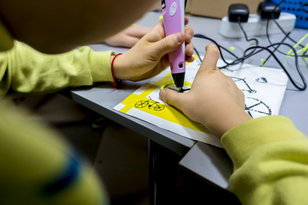 孩子们用3D笔进行创作图片下载