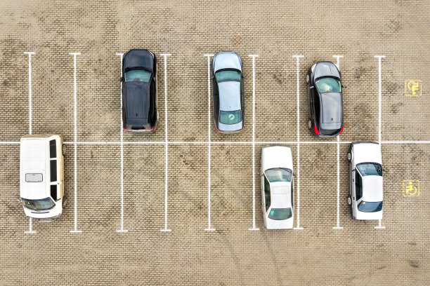 从上往下俯瞰许多汽车在超市停车场或销售汽车经销商市场。图片下载