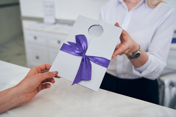 聚焦照片在手拿节日卡片图片下载