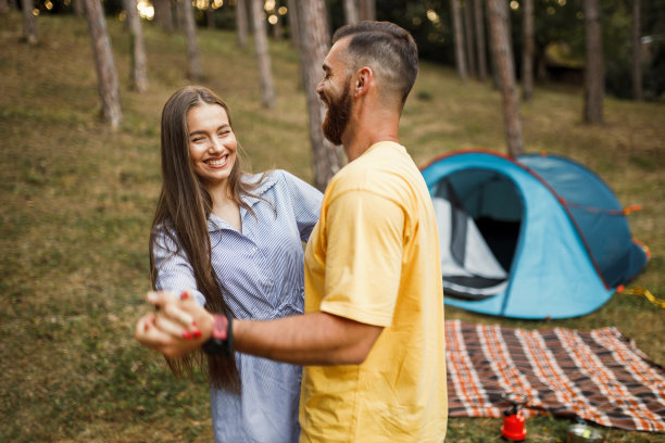 年轻幸福的夫妇在户外露营的照片图片下载