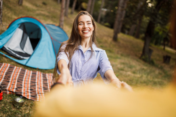年轻幸福的夫妇在户外露营的照片图片下载