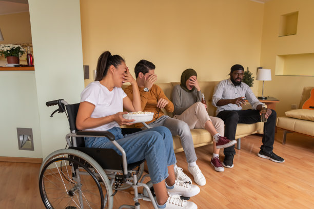 一群好朋友一起看电视电影的照片图片下载