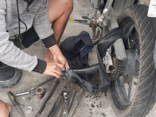 摩托车轮胎修补的过程用简单的工具，修理轮胎图片下载