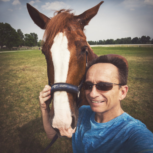 骑马的人图片下载