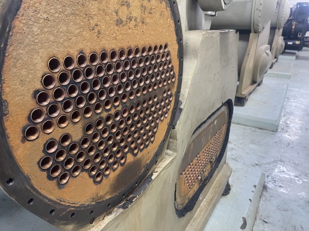 冷水机换热器冷凝器清洗后的冷水机铜管。图片下载