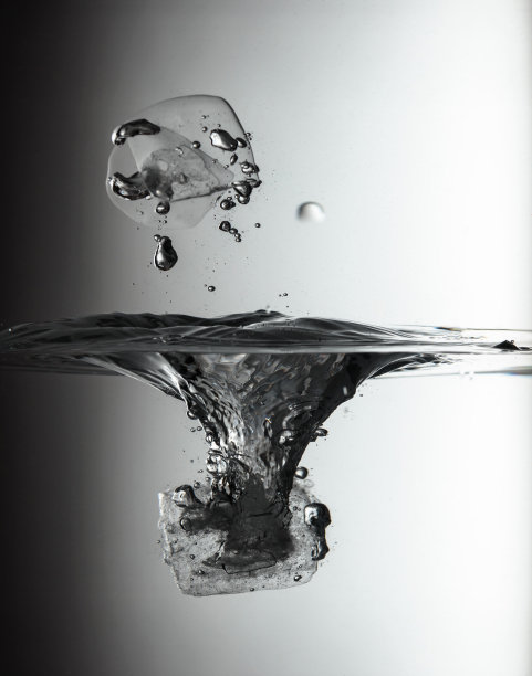 冰块掉进了水里。图片下载