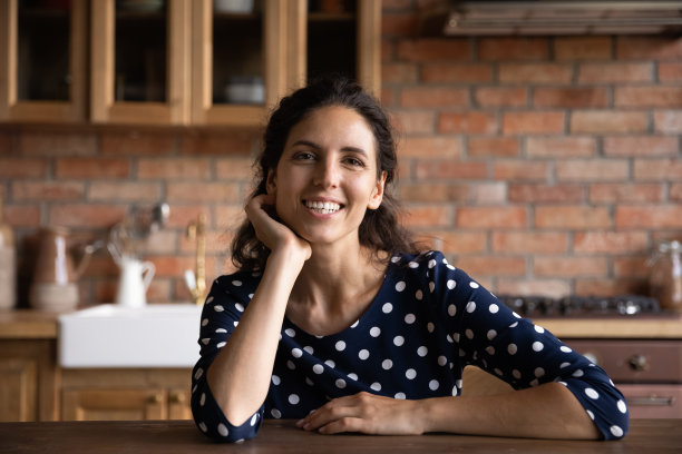 快乐女人的头像，老师在网络摄像头前讲话图片下载