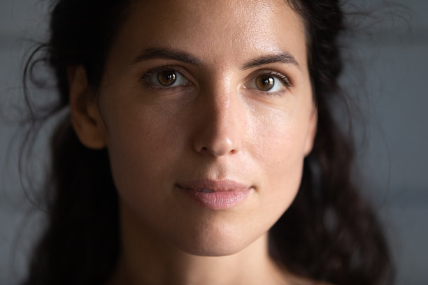 近距离拍摄的严肃美丽的千禧一代年轻女性图片下载