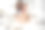 一个十几岁的女孩在家里的厨房里帮她妈妈做面团图片下载