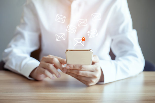电子邮件营销的概念，特写手使用智能手机与电子邮件图标图片下载