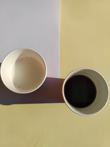 一杯咖啡放在桌子上图片下载