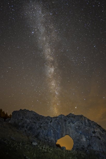 覆盖在岩石上的银河图片下载