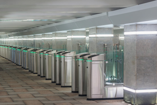带有电子读卡器的旋转门。图片下载