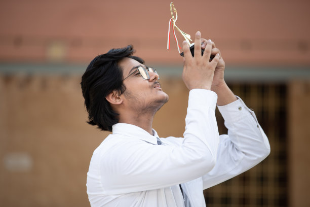 一个手里拿着奖品的快乐学校女孩的肖像图片下载