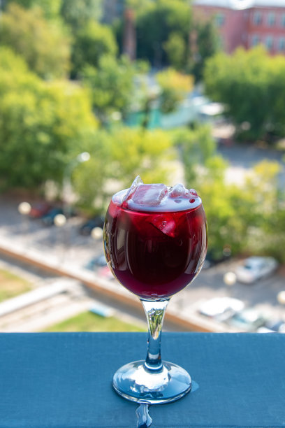 一杯清凉的桑格利亚汽酒，窗台上放着冰块。图片下载