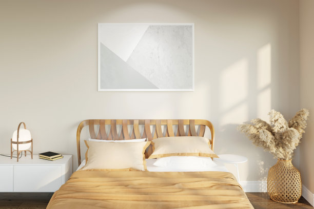 明亮的卧室，暖色，木制床头板上的水平海报，柳条篮子里放着蒲苇草，床头柜上有一盏木灯罩的灯。前视图。图片下载