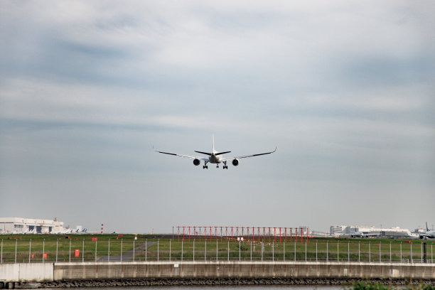 飞机在机场跑道上降落图片下载