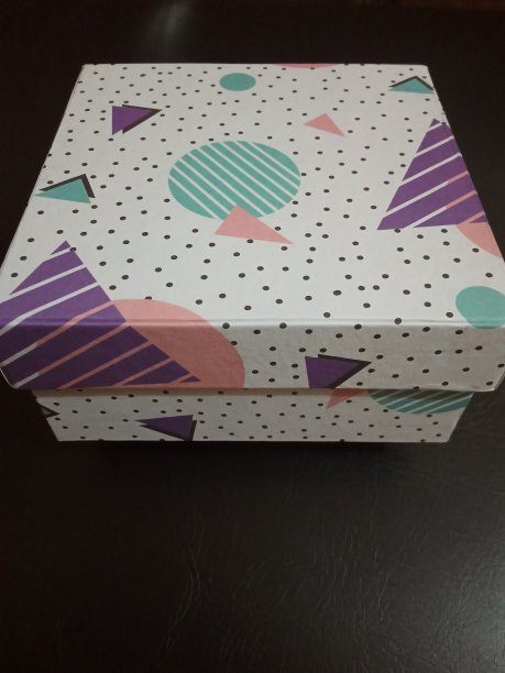 带有抽象图案的白色纸盒图片下载