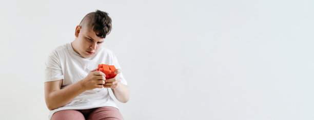 残疾青少年从积木，康复，学习图片下载