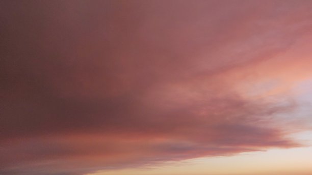 宁静在我们上方图片下载