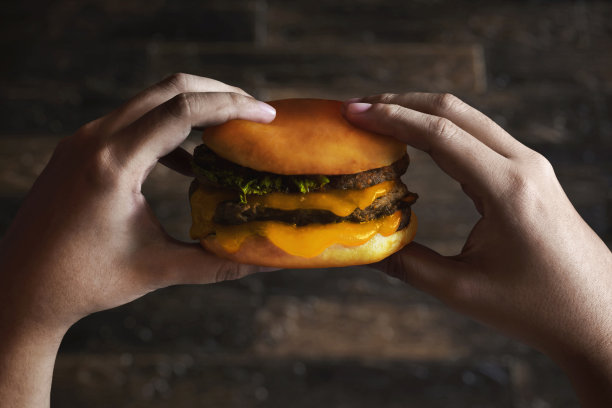 吃起司汉堡的年轻人图片下载