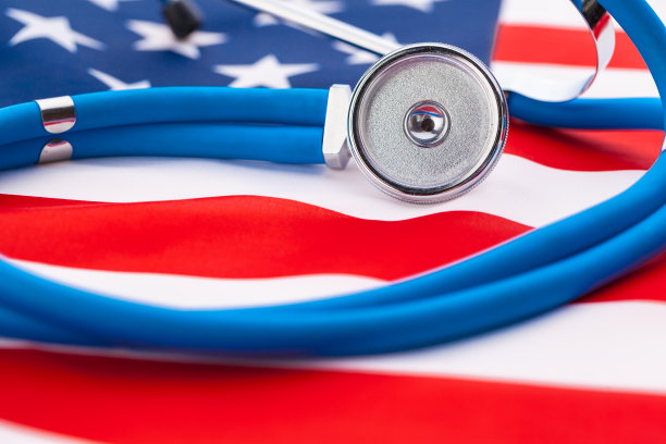 美国国旗上的听诊器，近点图片下载