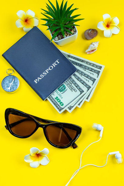 暑假平铺配件。旅行计划。护照，钱，黄色背景的太阳镜。图片下载