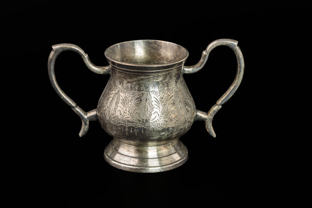 近距离观察复古银器孤立在黑色背景。图片下载