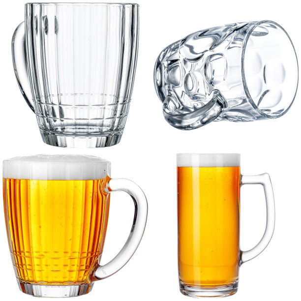 一套啤酒杯孤立在白色背景图片下载